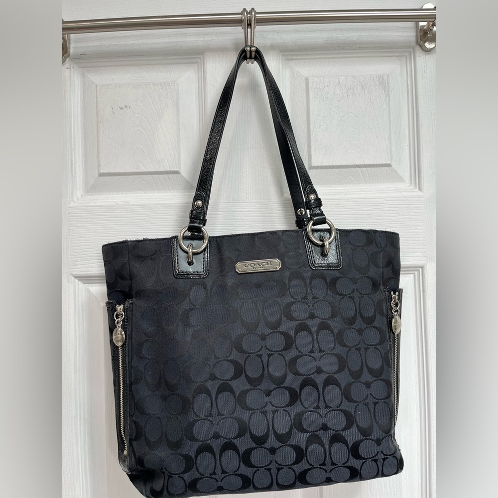 Coach Gallery Signature
Black Zipper Tote Bag
A1349-23767E